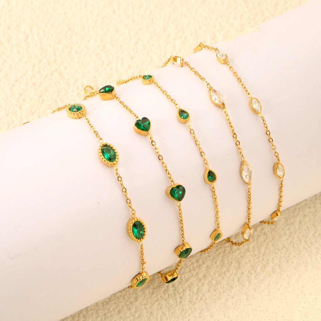 Damen Armband mit herzförmigen Kristallanhängern und verstellbarem Kettendesign Shop Nory