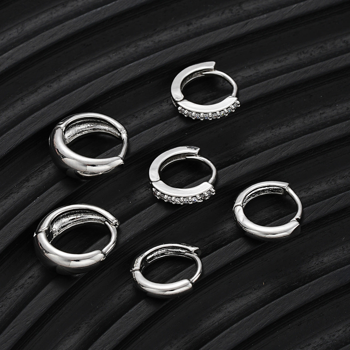 Damen Ohrringe mit funkelnden Zirkonia und geschwungenem Design Shop Nory