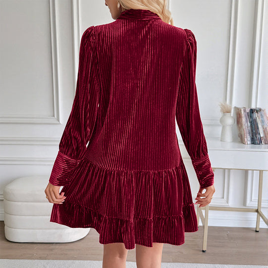 Damen Samt-Faltenkleid mit Schleifenkragen, Puffärmeln und stufigem Volantrock Shop Nory