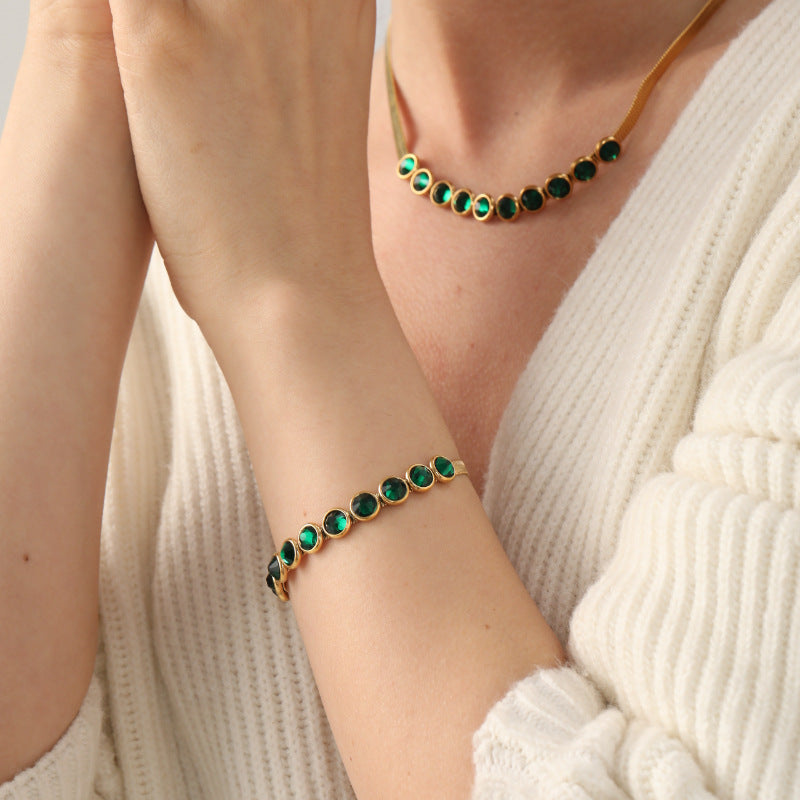 Damen Armband mit funkelnden grünen Kristallen und elegantem Gliederdesign Shop Nory
