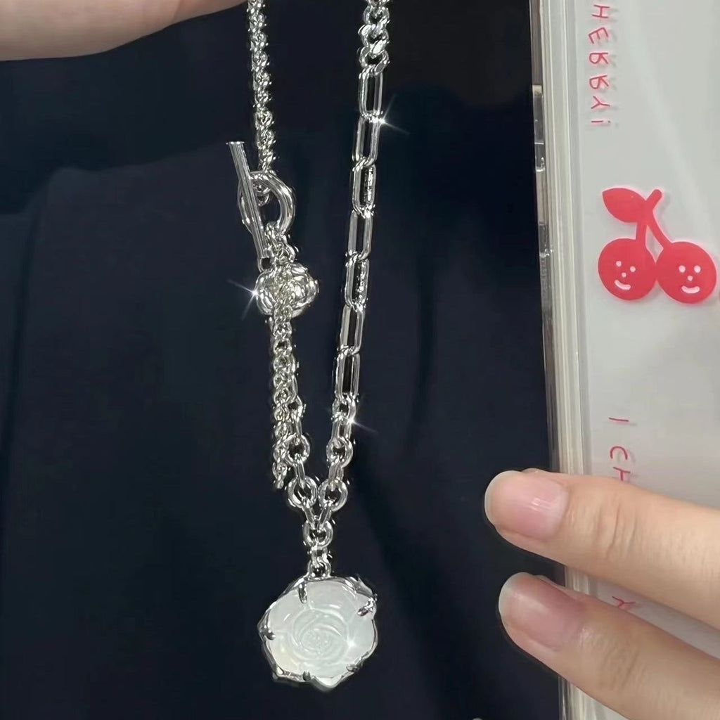 Damen Halskette mit filigranem Rosenanhänger und luxuriösem Metall-Shop Nory