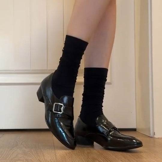 Damen Loafer mit poliertem Finish, dekorativer Metallschnalle und niedrigem Blockabsatz Shop Nory