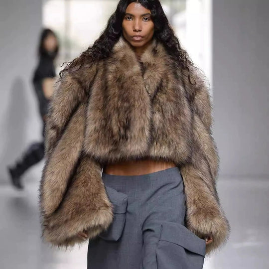Damen Kurze voluminöse Crop-Faux-Fur-Jacke mit verlängerten Ärmeln Shop Nory