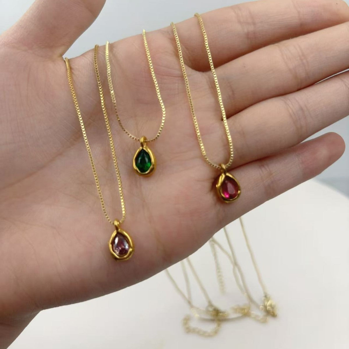 Damen Anhänger mit tropfenförmigem Design und bunten Edelsteinakzenten Shop Nory