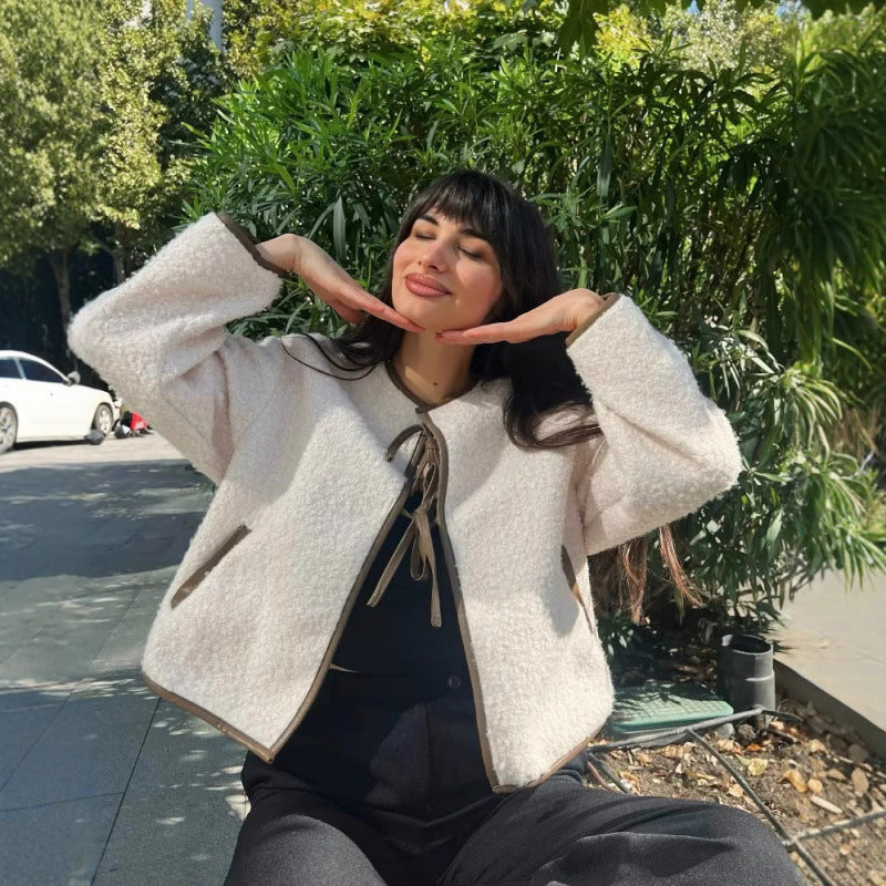 Damen Kurz geschnittene Teddyjacke mit Bindebändern und Kontrastpaspel Shop Nory