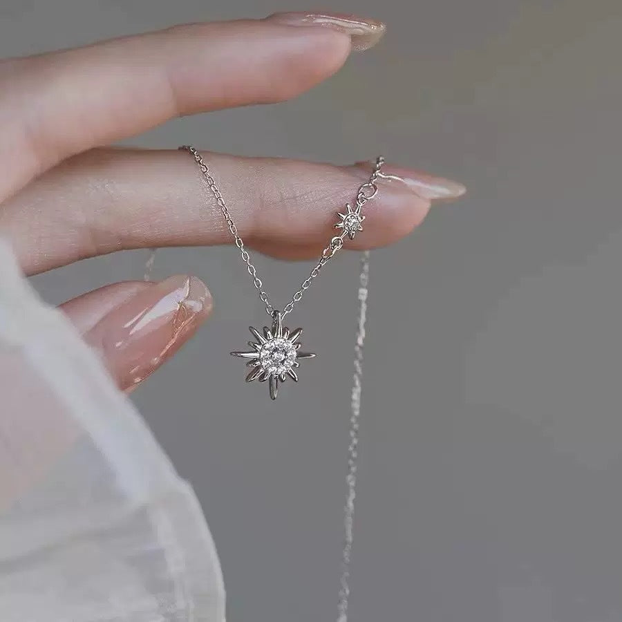 Damen Halskette mit filigranem Sonnenmotiv und funkelnden Zirkonia Shop Nory