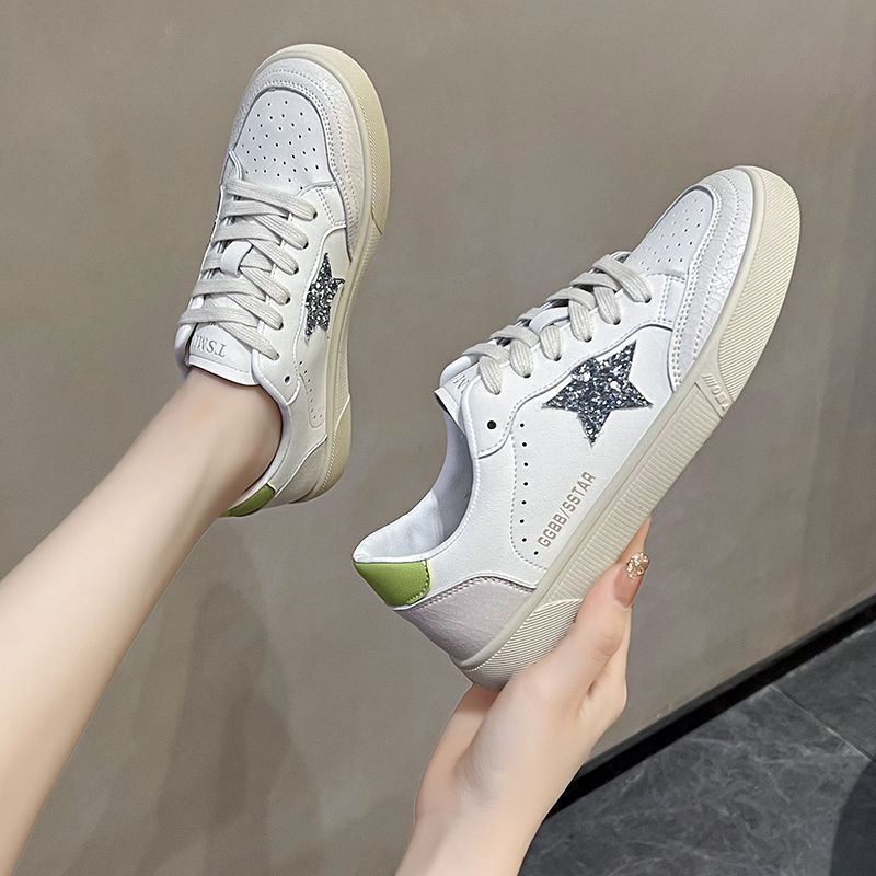 Damen Sneaker mit funkelnden Stern-Applikationen und atmungsaktiver Struktur