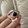 Damenring mit elegantem, geschwungenem Design und zentralem Onyx Shop Nory