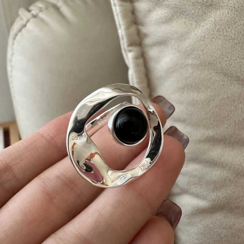 Damenring mit elegantem, geschwungenem Design und zentralem Onyx Shop Nory
