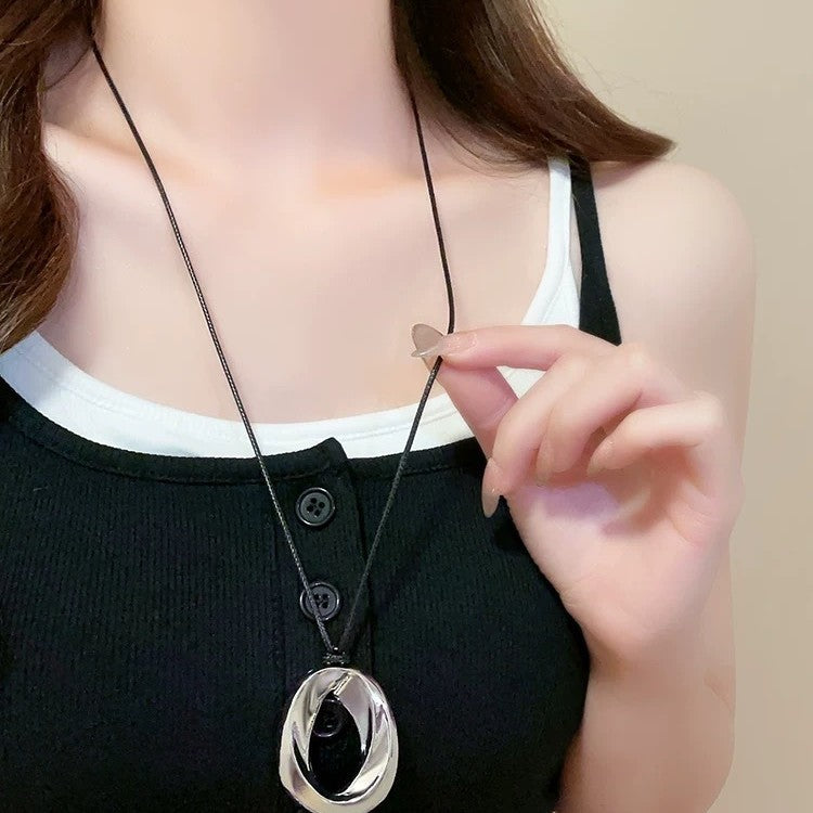 Damen Halskette mit elegantem, geschwungenem Anhänger aus hochwertigem Metall Shop Nory