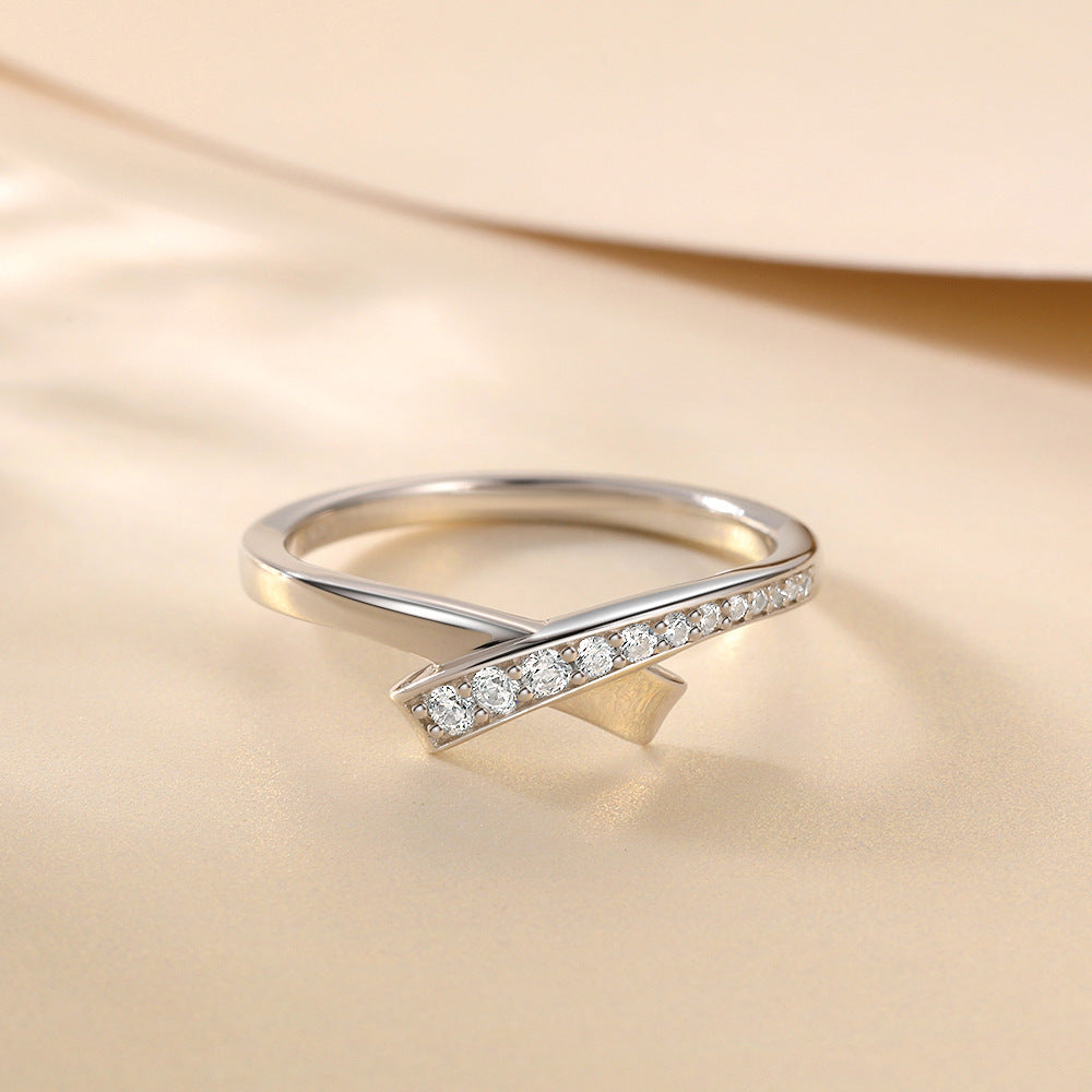 Damenring mit elegantem Kreuzdesign und funkelnden Zirkonia Shop Nory