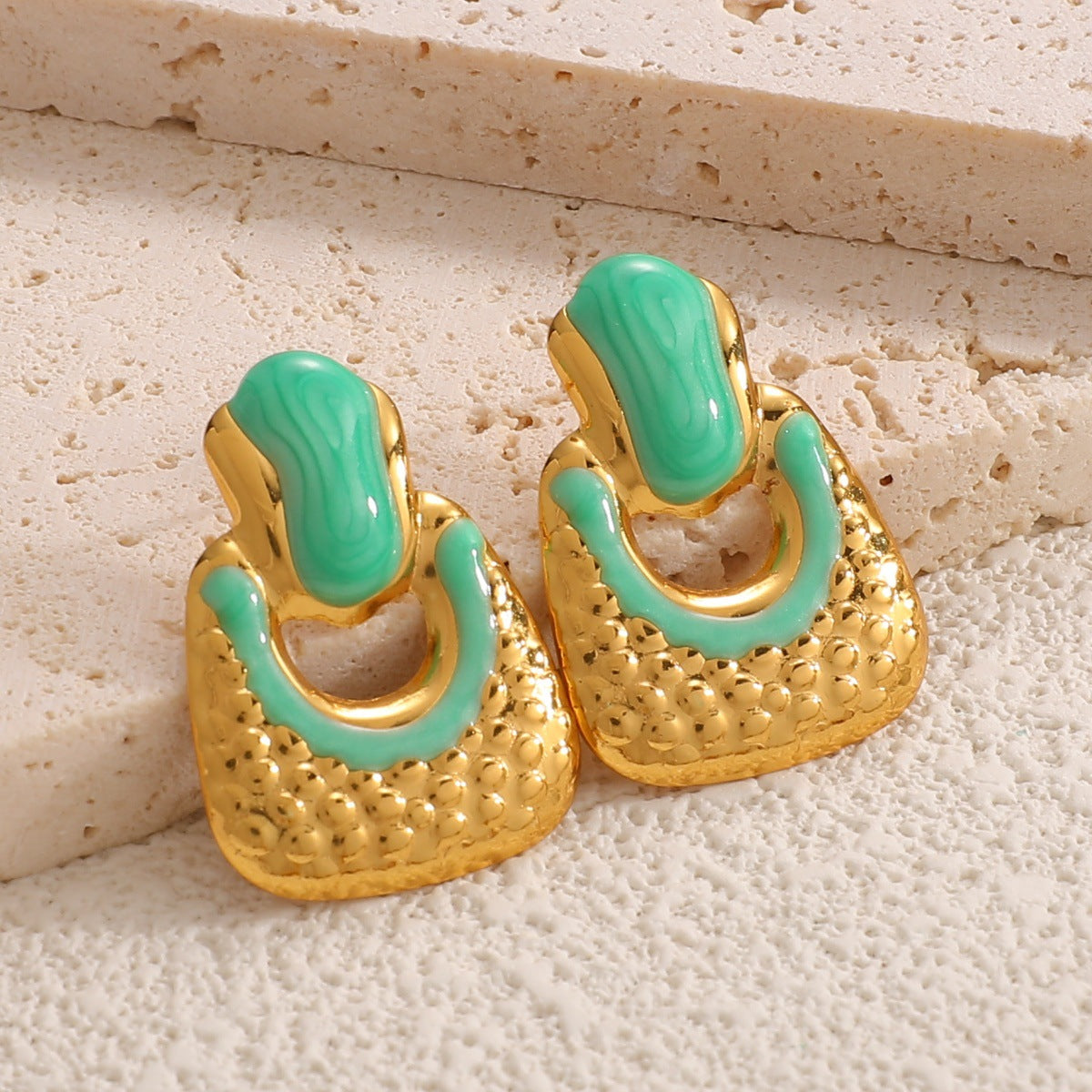 Damen Ohrstecker mit kunstvollem goldfarbenem Design Shop Nory