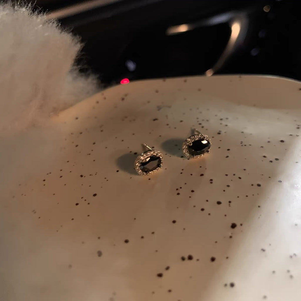 Damen Ohrstecker mit eleganten, ovalen Onyx-Details und korrespondierenden Zirkonia Akzenten Shop Nory