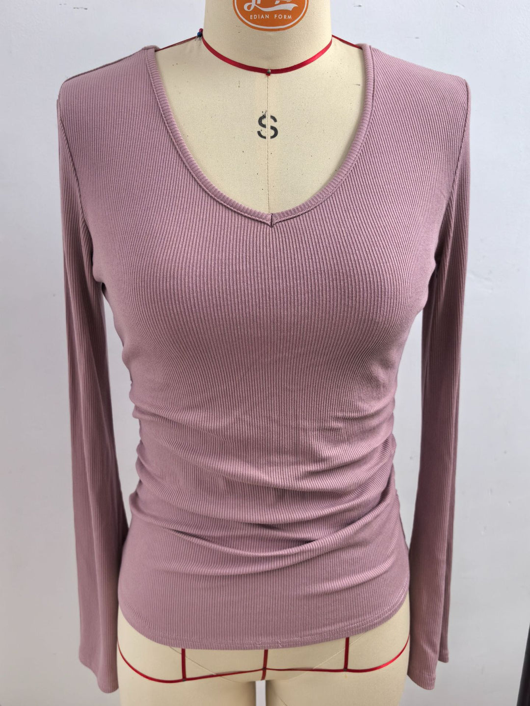 Damen Geripptes Cropped-Top mit V-Ausschnitt, taillierter Raffung und ausgestellten Trompetenärmeln Shop Nory