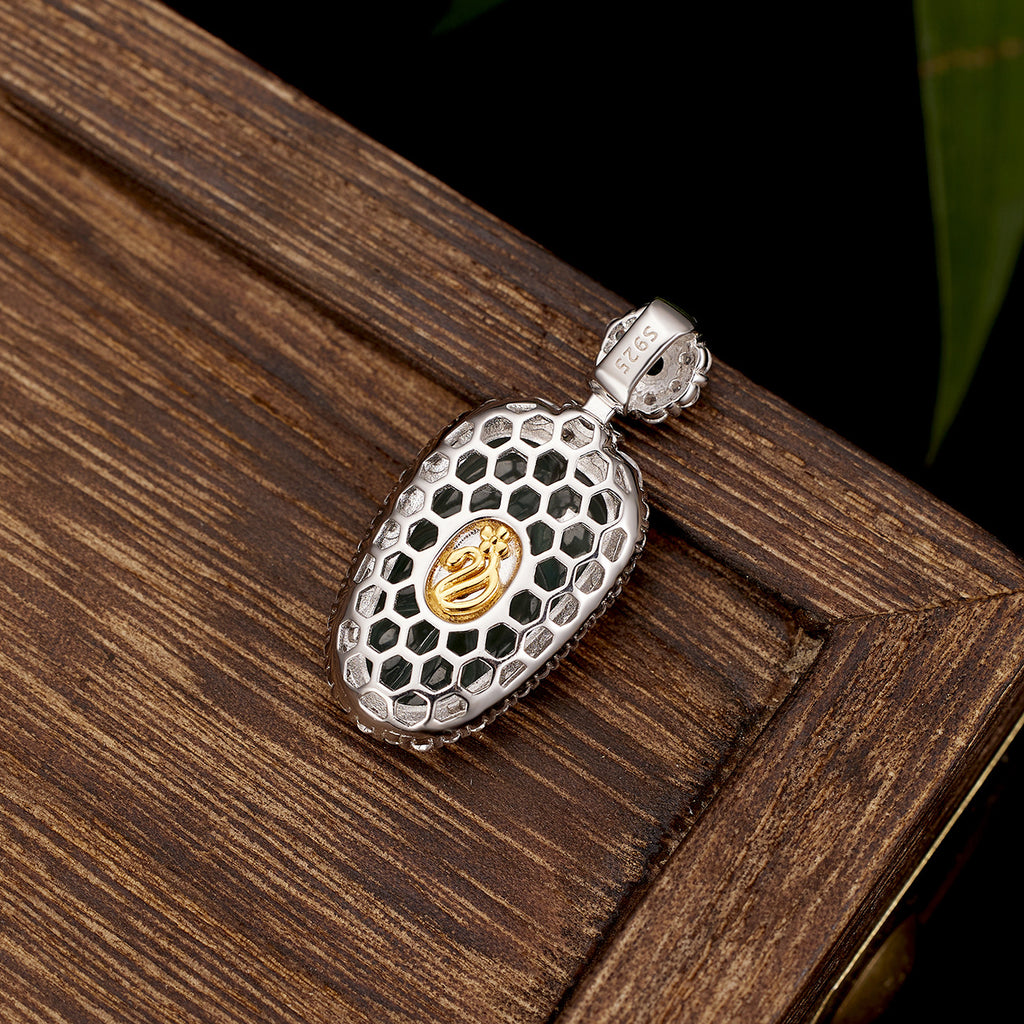 Damen Anhänger mit filigranem Blattdesign aus grünem Jade und funkelnden Zirkonia Shop Nory
