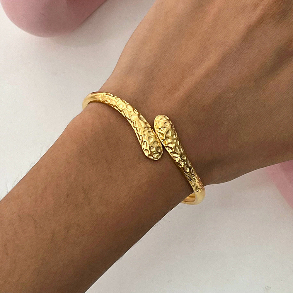 Damen Offenes Armband mit schlangenmuster aus hypoallergenem Edelstahl Shop Nory