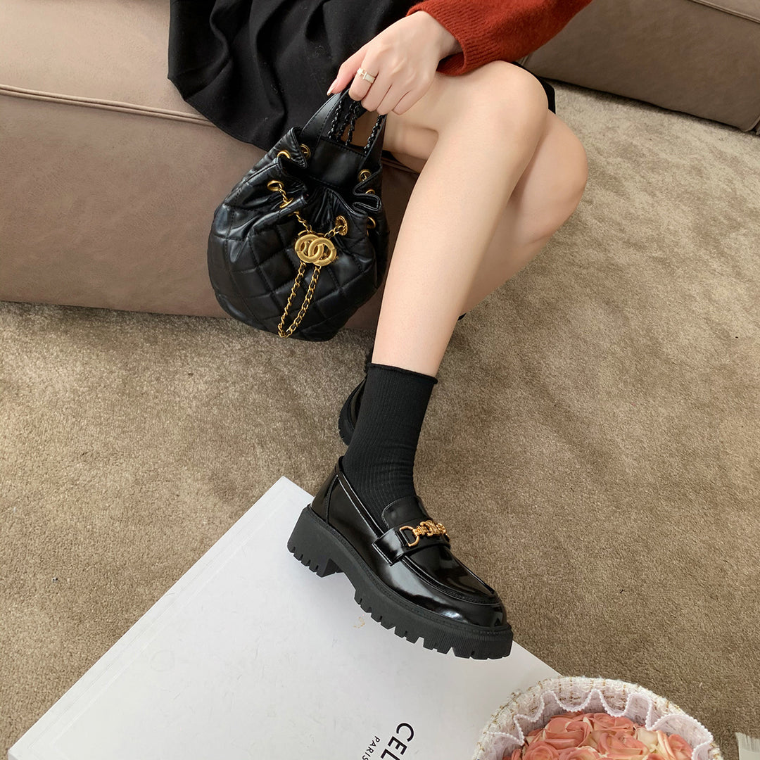 Damen Chunky‑Loafer aus Glattleder mit profilierter Lug‑Sohle und goldener Kettenapplikation Shop Nory