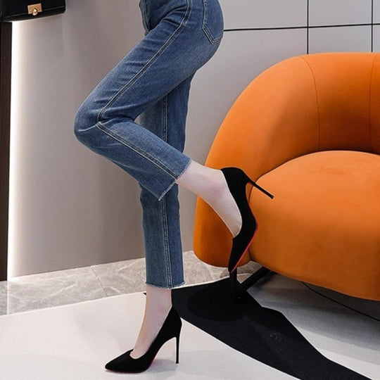 Damen Elegante spitz zulaufende Velours‑Pumps mit kontrastierender roter Laufsohle und schmalem Stiletto Shop Nory