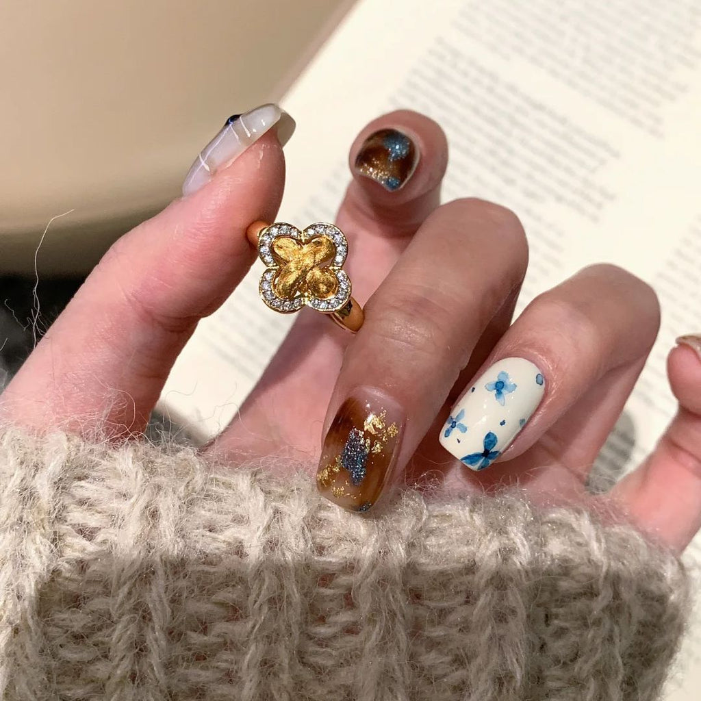 Damenring mit kunstvollem Blüten-Design und funkelnden Zirkonia Shop Nory