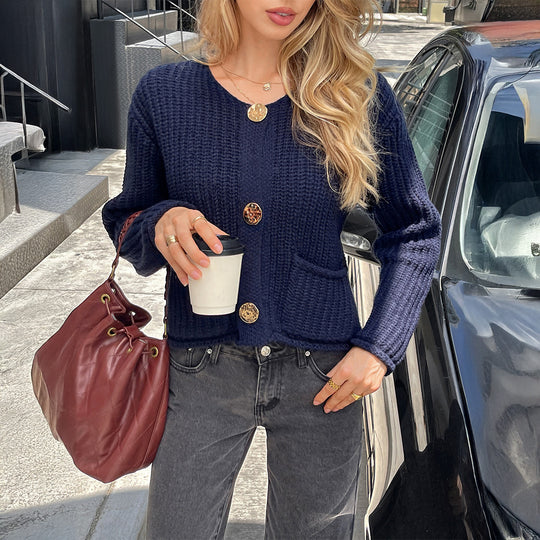 Damen nan kurz geschnittener Strukturstrick-Cardigan mit großen Goldknöpfen und aufgesetzten Taschen Shop Nory