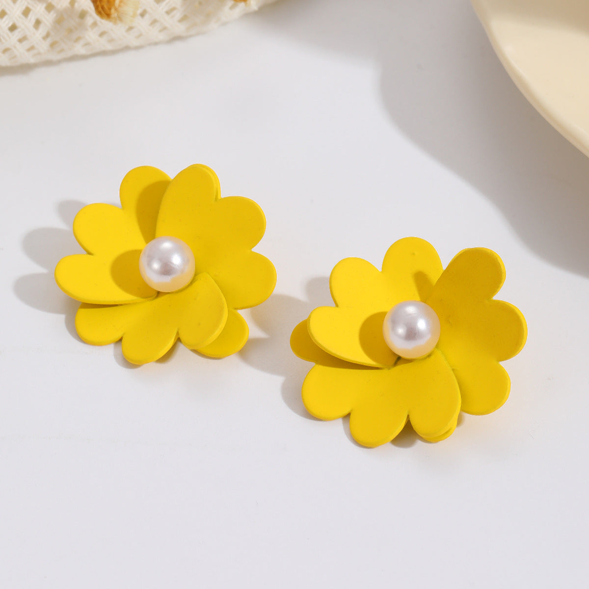 Damen Ohrstecker mit lebendigem Blumendesign und stylishen Perlenakzenten Shop Nory