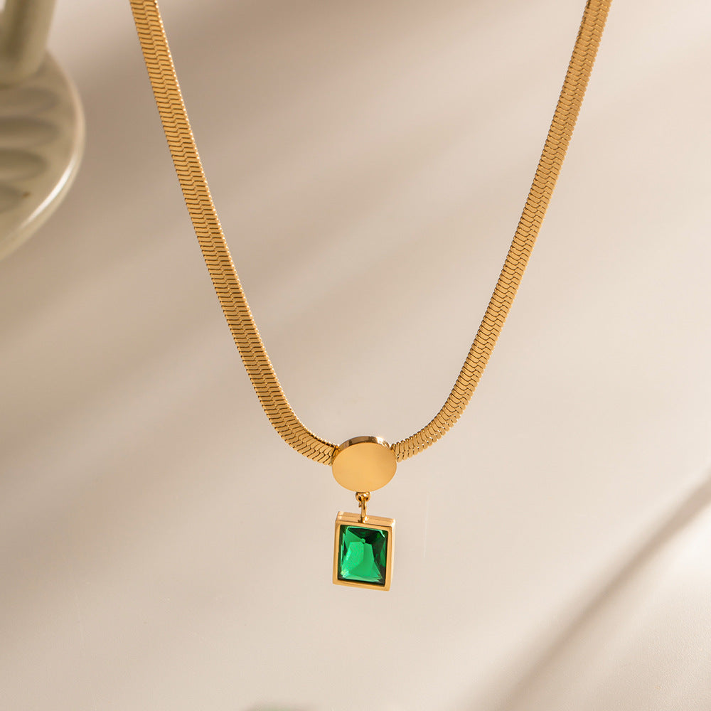 Damen Halskette mit hochwertigem goldenem Kettendesign und funkelndem Smaragd-Anhänger Shop Nory