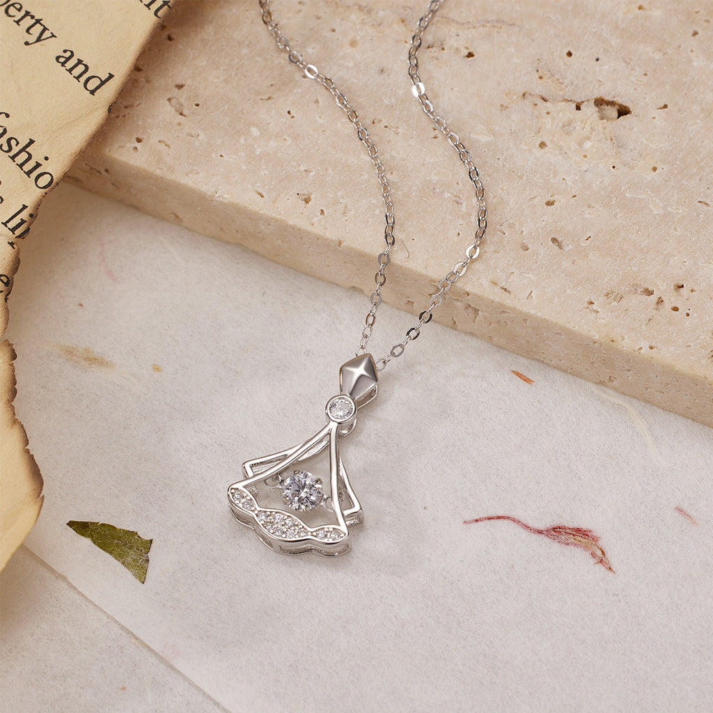 Damen Halskette aus hochwertigem Gold mit kunstvollem Anhänger und funkelnden Kristallen Shop Nory