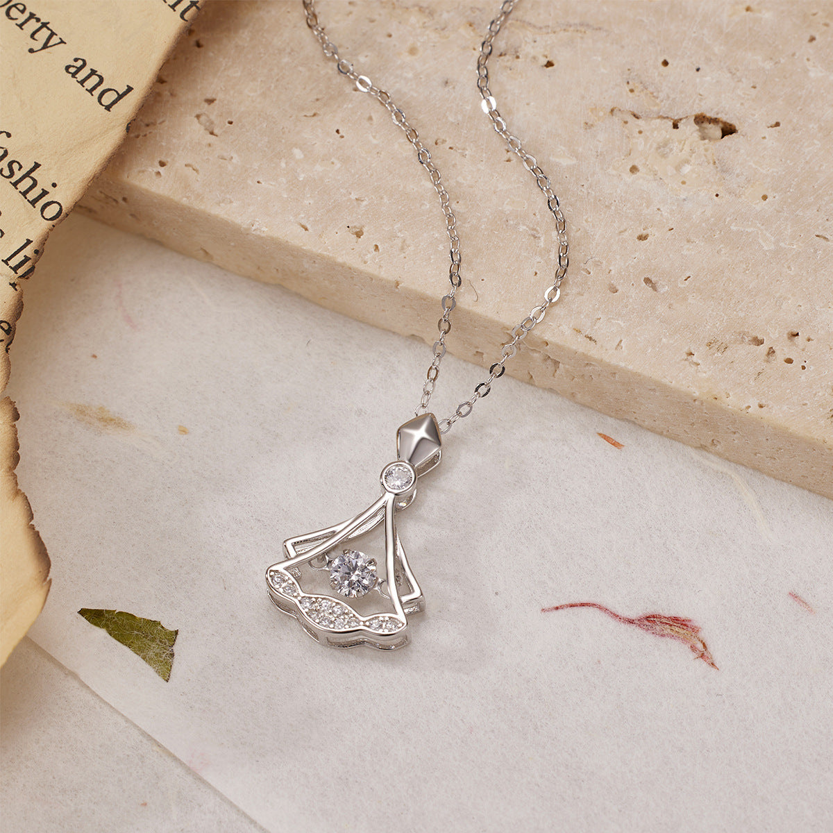 Damen Halskette aus hochwertigem Gold mit kunstvollem Anhänger und funkelnden Kristallen Shop Nory