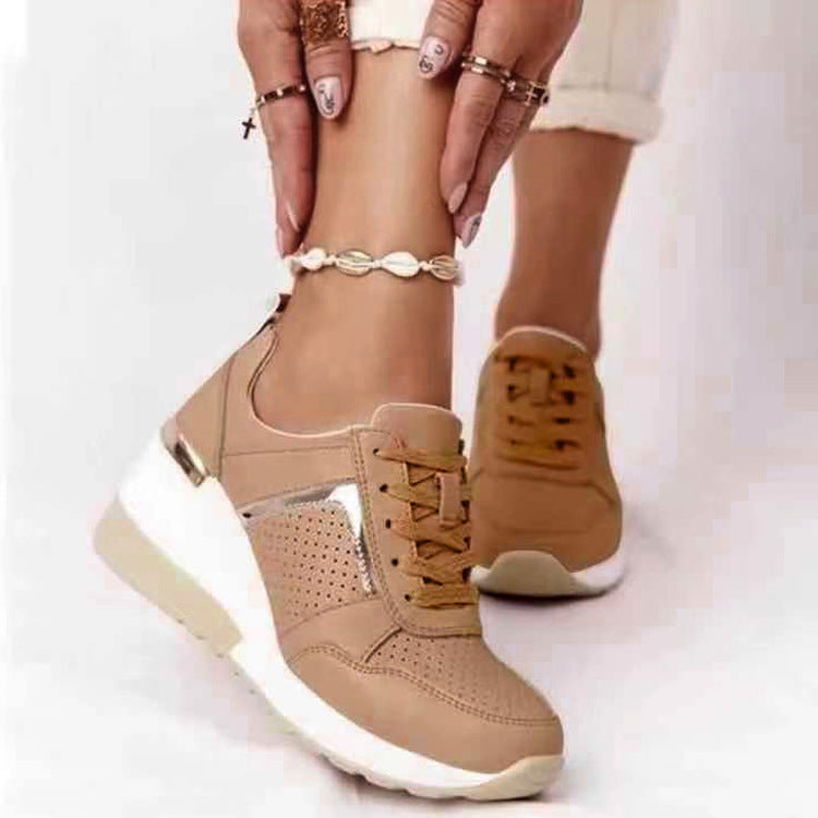 Damen Keilabsatz-Sneaker mit perforiertem Obermaterial und metallischem Akzent Shop Nory