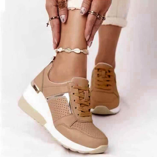 Damen Keilabsatz-Sneaker mit perforiertem Obermaterial und metallischem Akzent Shop Nory