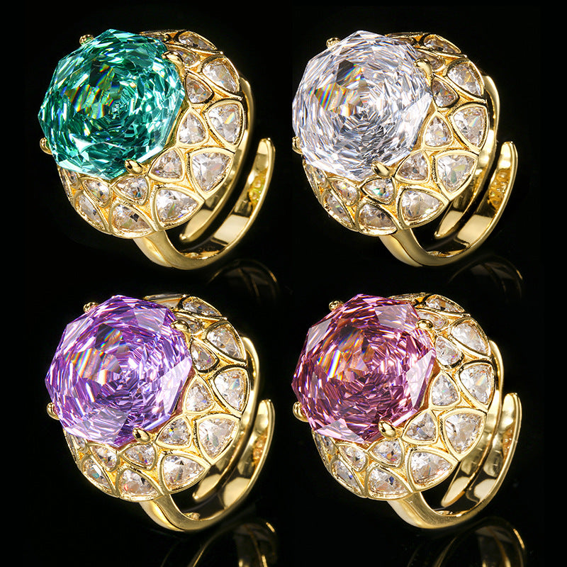 Luxus Cocktail Statement Ring mit übergroßem, facettiertem Mittelstein und tropfenförmigem Pavé-Kristall-Halo