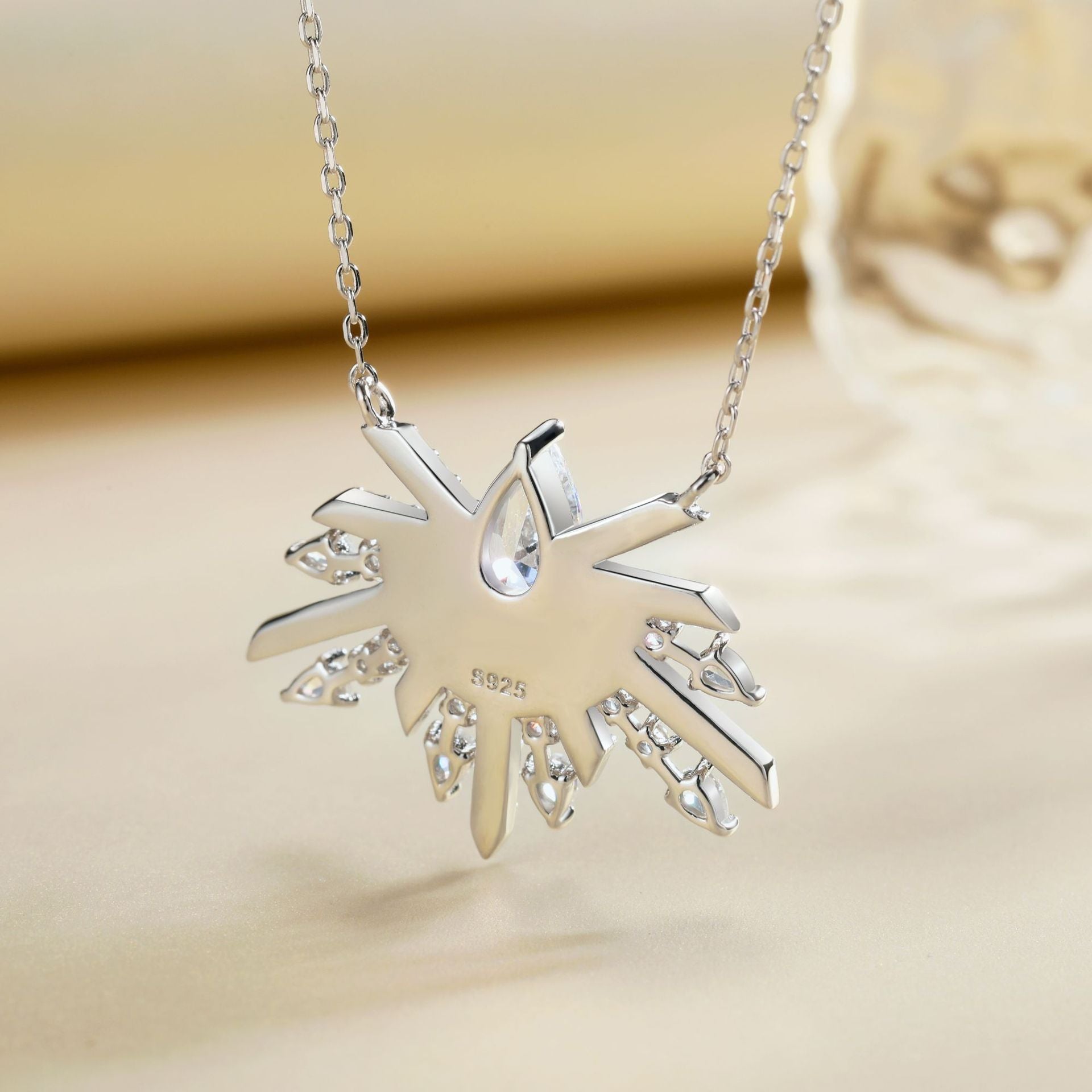 Damen Anhänger-Halskette mit funkelndem Zirkonia und filigranem Design Shop Nory