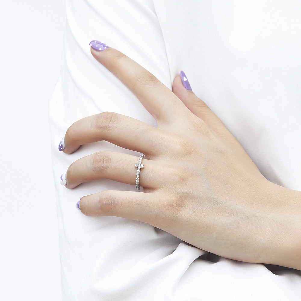 Damen Ring mit funkelndem Zirkonia-Besatz und stilvollem Kreuz-Design Shop Nory