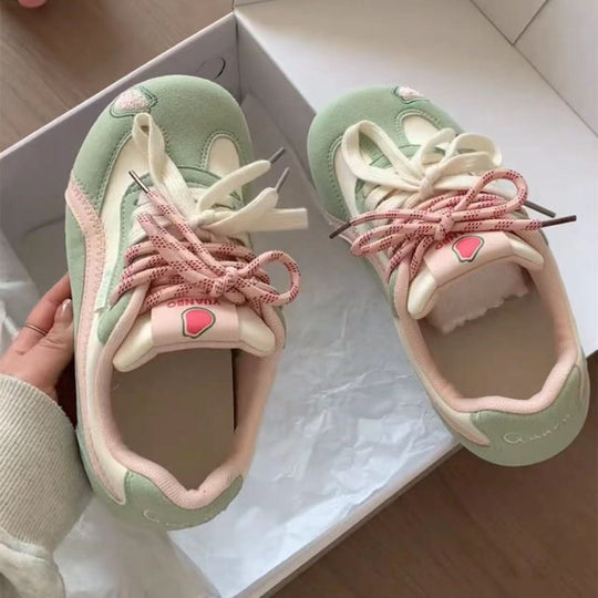 Damen Retro Pastell‑Sneaker mit Veloursoptik, gepolstertem Komfortfußbett und Herz‑Patch Shop Nory