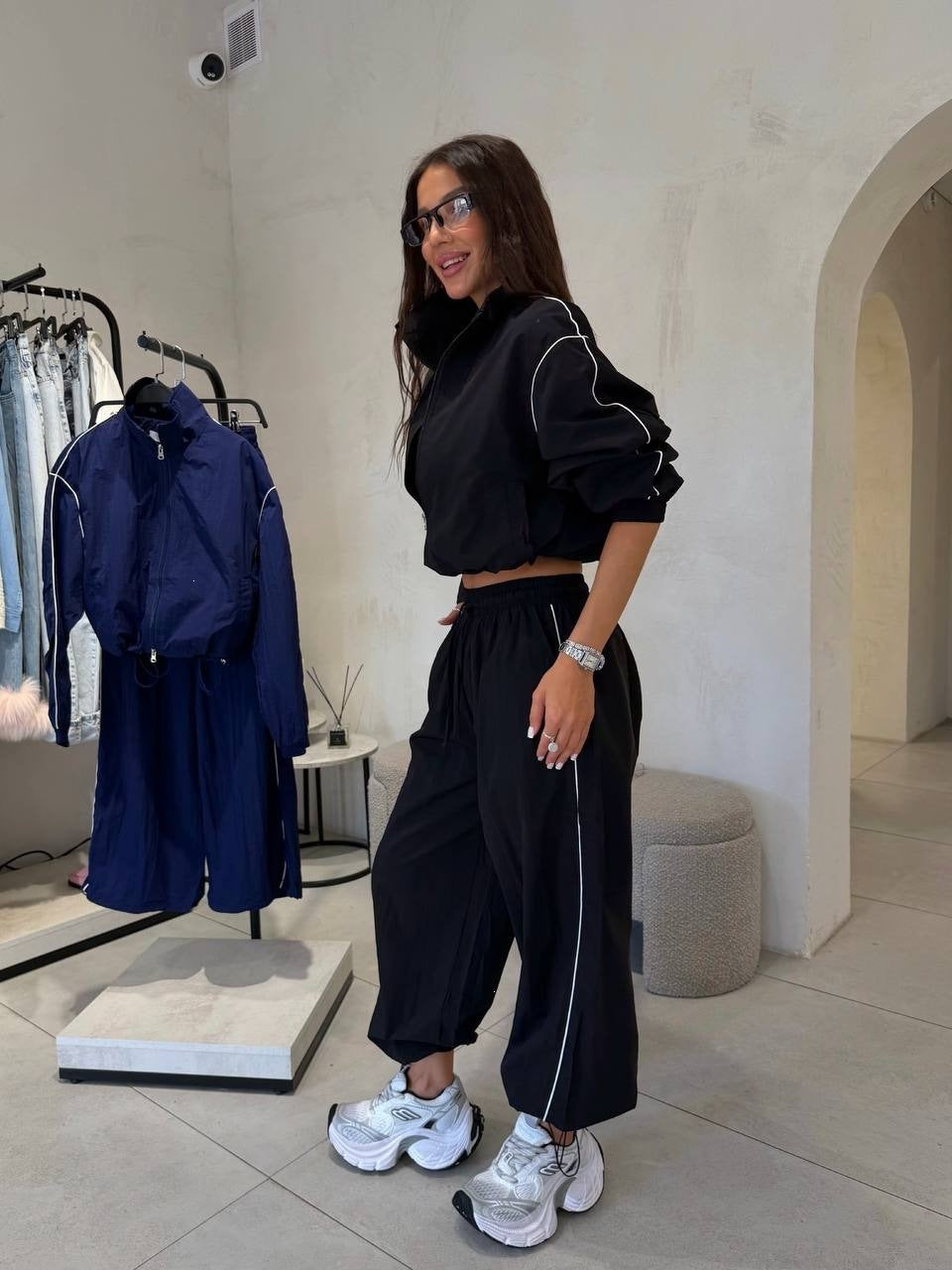 Damen Kurzgeschnittenes Windbreaker-Set mit weiter Trackhose und Kontrastpaspel Shop Nory