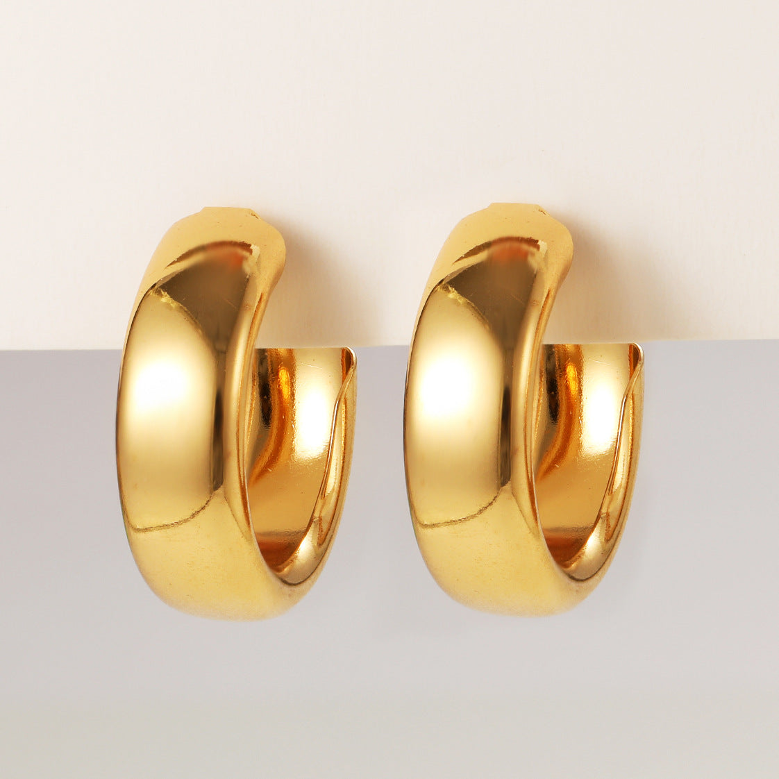 Damen Creolen in modernem, glänzendem Design Shop Nory