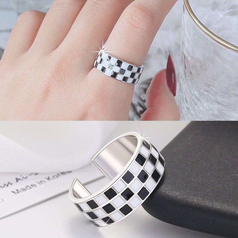 Damen Halskette mit herzförmigem, schwarz-weißem Schachbrettdesign Shop Nory