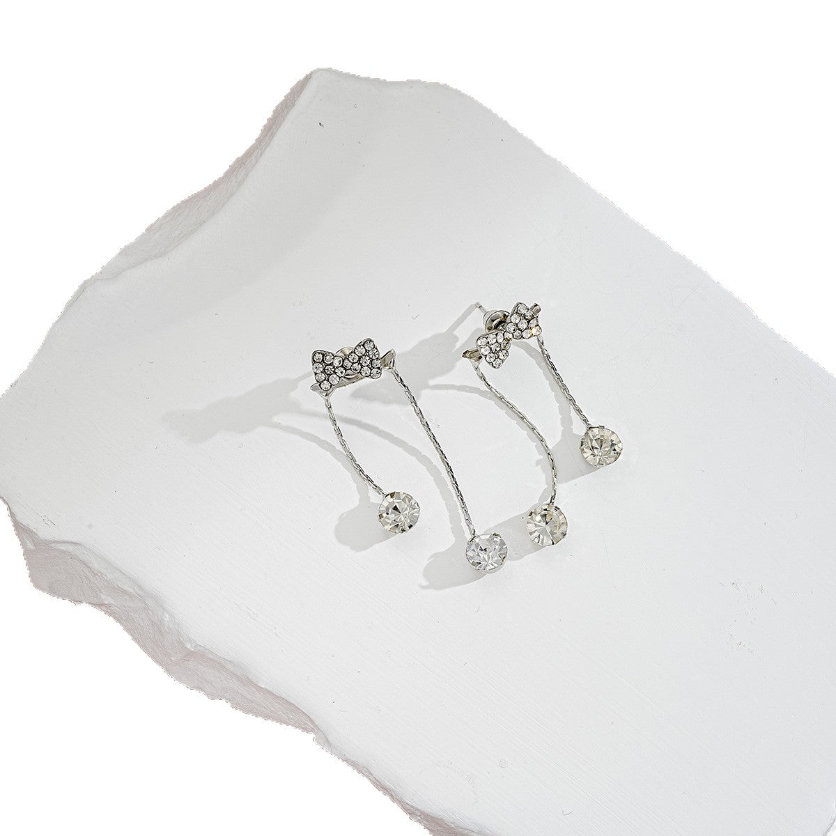 Damen Ohrringe mit funkelndem Schleifen-Design und elegantem Tropfenanhänger Shop Nory