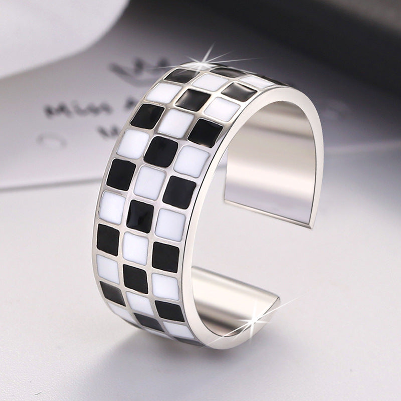 Damen Halskette mit herzförmigem, schwarz-weißem Schachbrettdesign Shop Nory