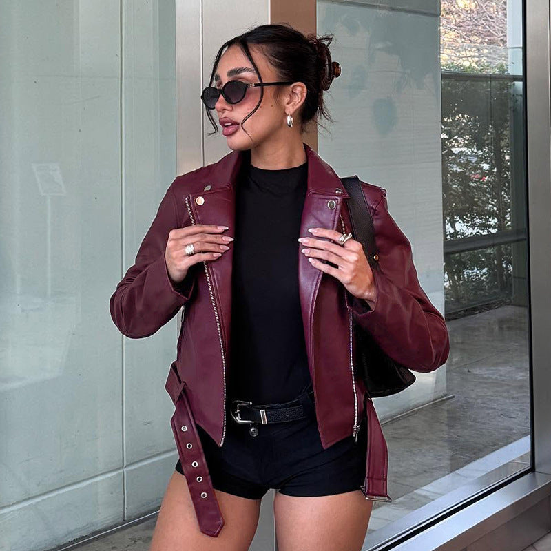 Damen nan taillierte Bikerjacke aus Kunstleder mit asymmetrischem Reißverschluss, metallischen Details und Taillengürtel Shop Nory
