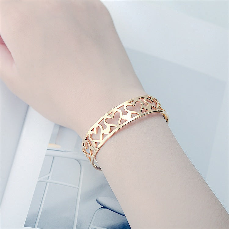 Damen Offenes Armreif mit Herzdesign Shop Nory