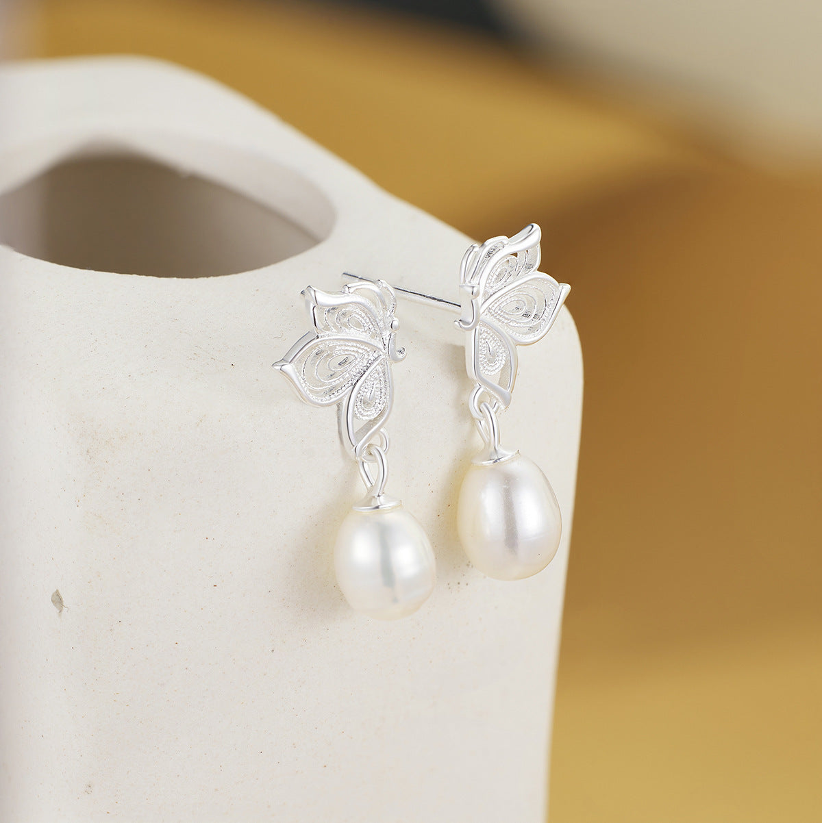 Damen elegante Ohrringe mit filigranem Schmetterlingsdesign und Perlenanhängern Shop Nory