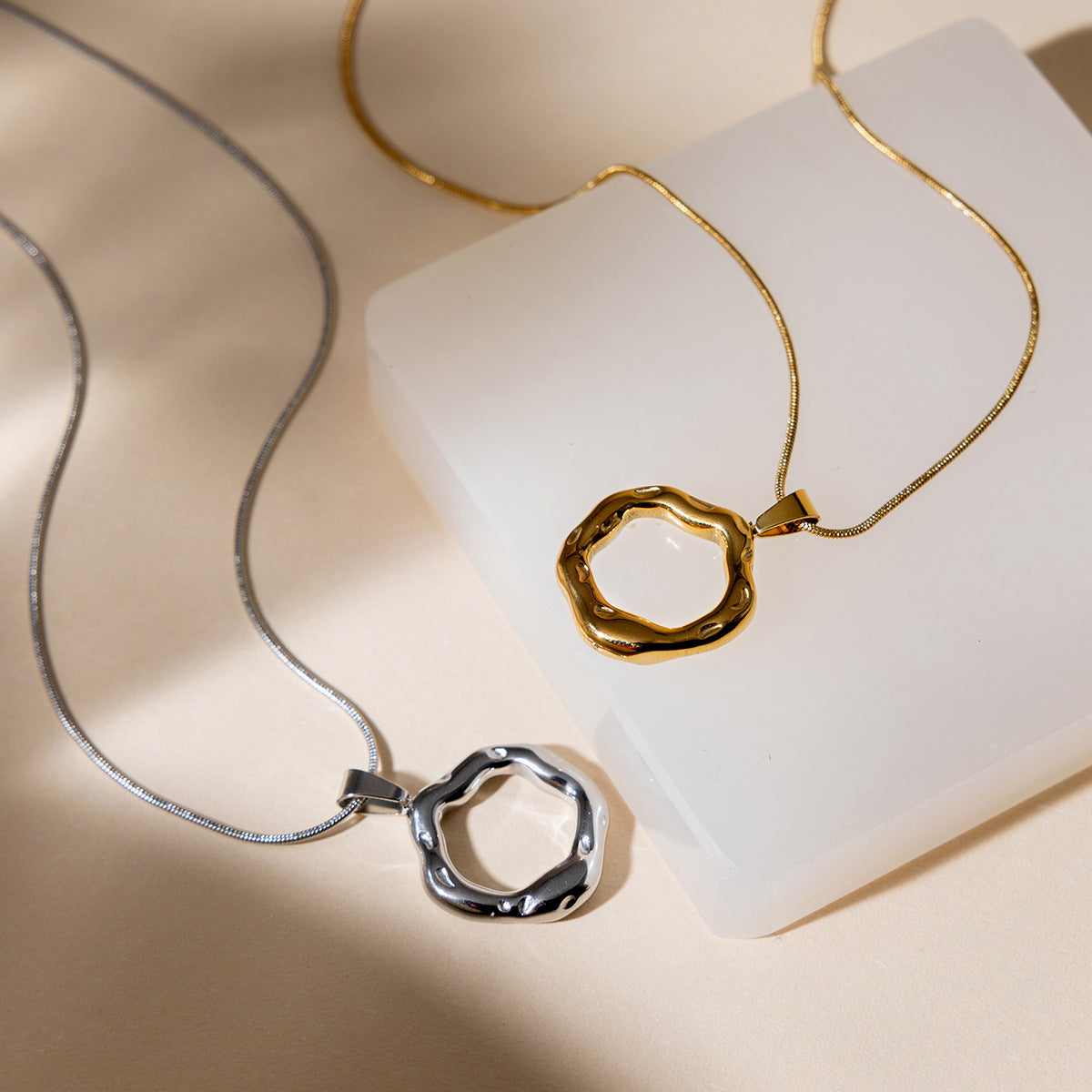 Damen Halskette mit modernem Anhänger und verstellbarem Edelstahlverschluss Shop Nory