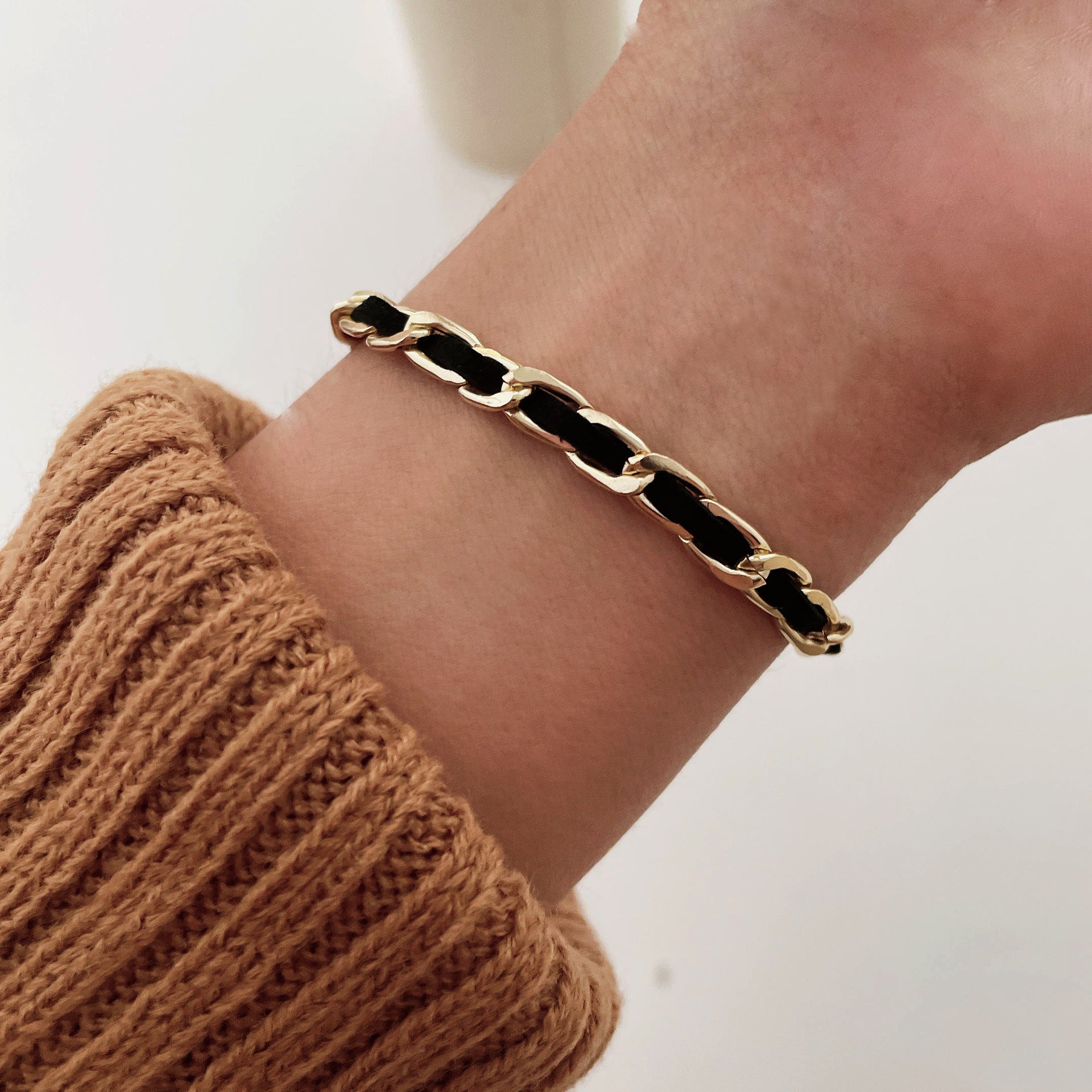 Damen modisches Armband mit goldenen Akzenten und kreativem Kettendesign Shop Nory