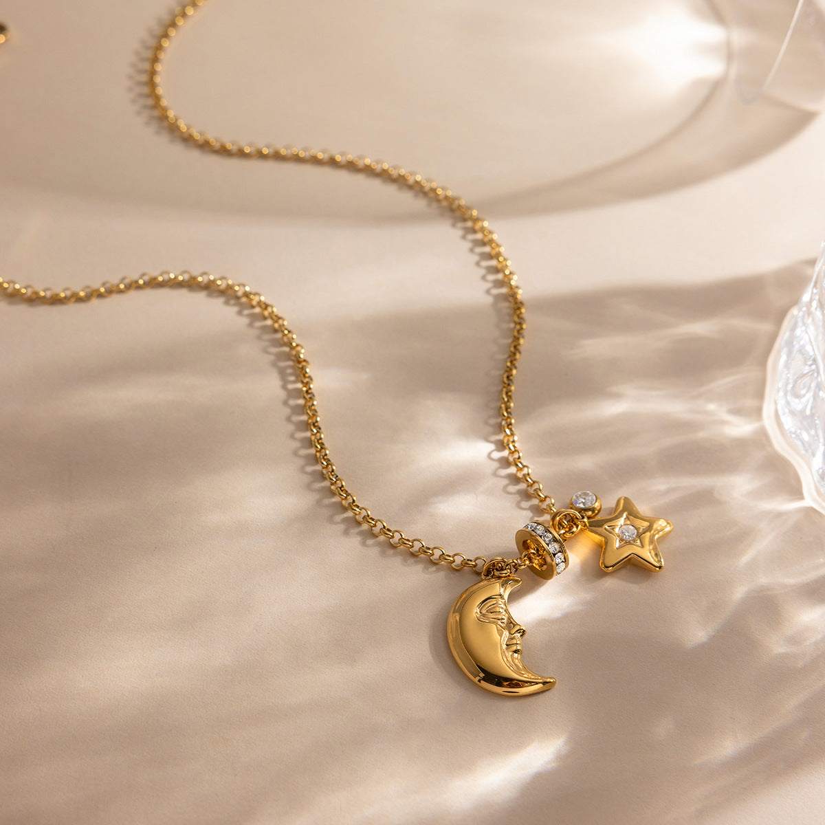 Damen Halskette mit funkelndem Mond- und Stern-Anhänger aus hypoallergenem Edelstahl Shop Nory