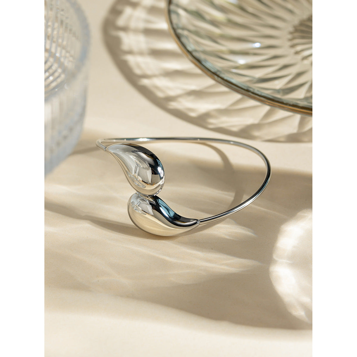 Damen Offenes Armband mit eleganten geschwungenen Designs aus hypoallergenem Edelstahl Shop Nory