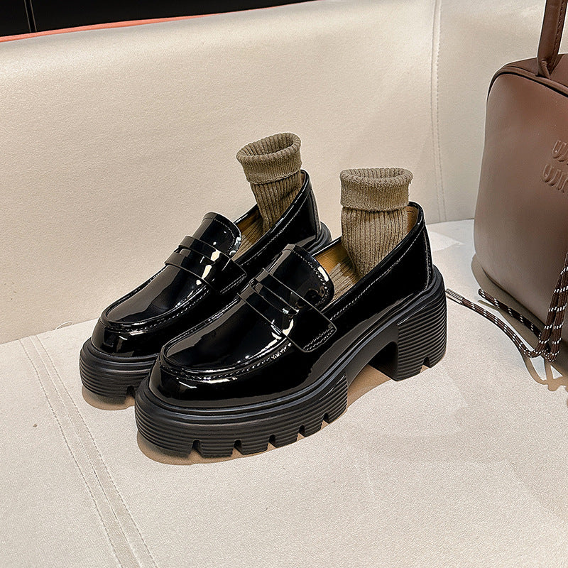 Damen Chunky‑Pennyloafer in Lackoptik mit gezahnter Lug‑Sohle und gepolstertem Komfortfutter Shop Nory