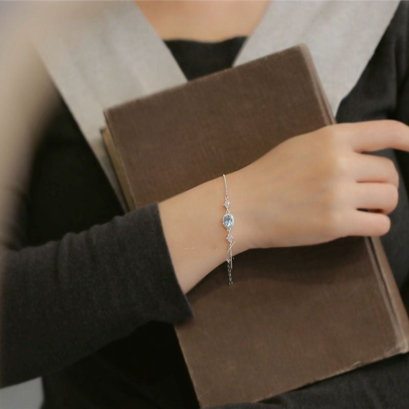 Zierliches Armband mit Ovaler mittelfassung und Zirkonia-Details