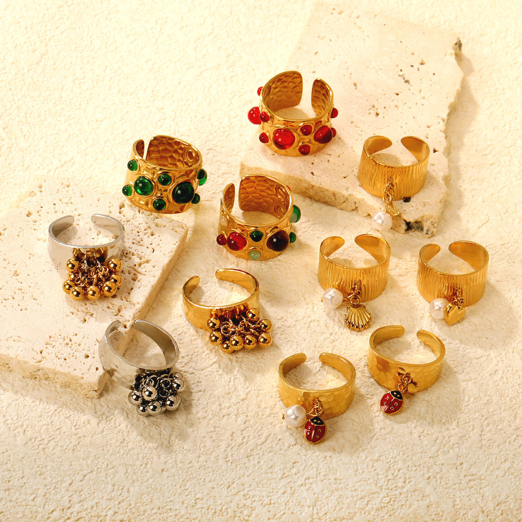 Damen Ring mit kunstvollem Marienkäfer-Anhänger und luxuriöser Perle Shop Nory