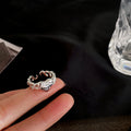 Damenring mit geschwungenem Herzen und funkelnden Details Shop Nory